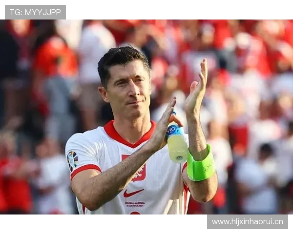 莱万佩戴防护面具恢复训练 望战毕尔巴鄂